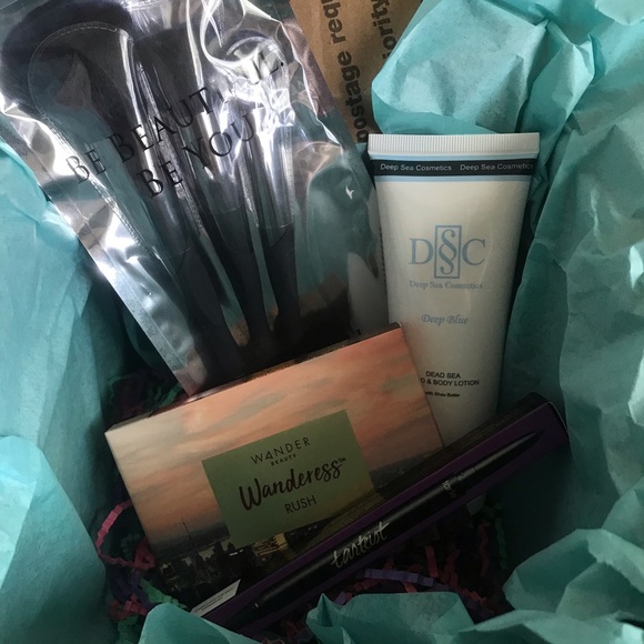 Deluxe Mystery Beauty Box 💋PRICE FIRM💋 - Picture 1 of 7